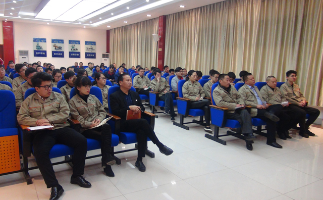 山东金格瑞员工认真学习.jpg 山东金格瑞员工认真学习.jpg