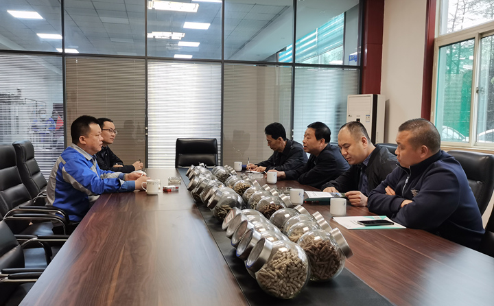 与集团总经理孙宁波及部门负责人座谈,就项目建设、环境影响、补贴政策等内容进行了探讨交流 与集团总经理孙宁波及部门负责人座谈,就项目建设、环境影响、补贴政策等内容进行了探讨交流