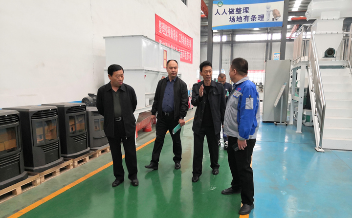 考察组一行实地参观了金格瑞颗粒机展厅 考察组一行实地参观了金格瑞颗粒机展厅