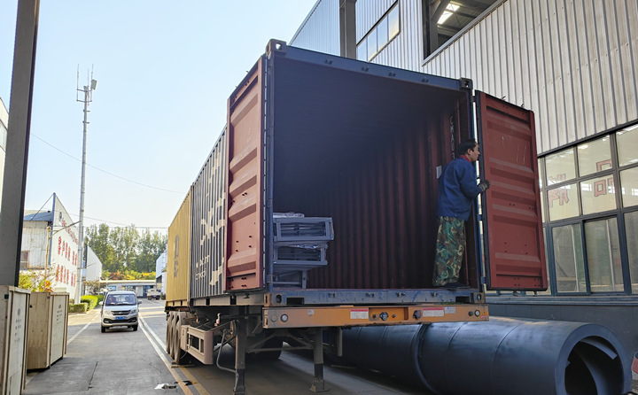 颗粒机生产线正在装车 颗粒机生产线正在装车
